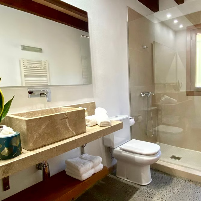 Bad mit Steinwaschbecken und Dusche