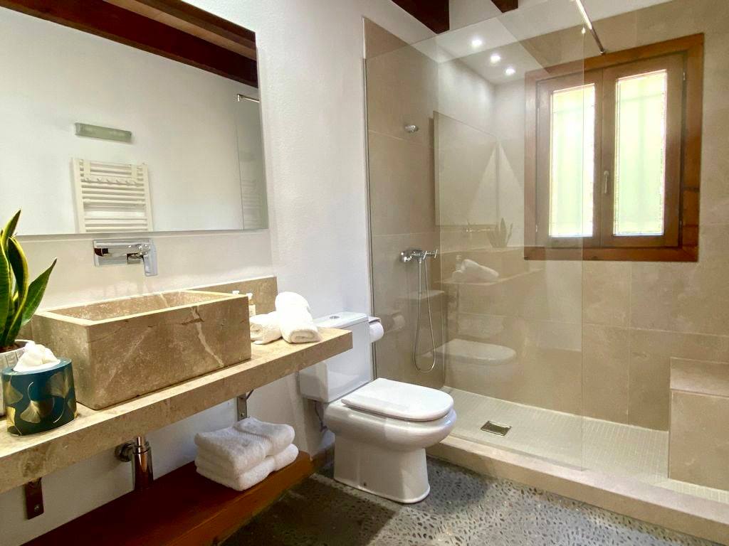 Badezimmer mit Steinwaschbecken
