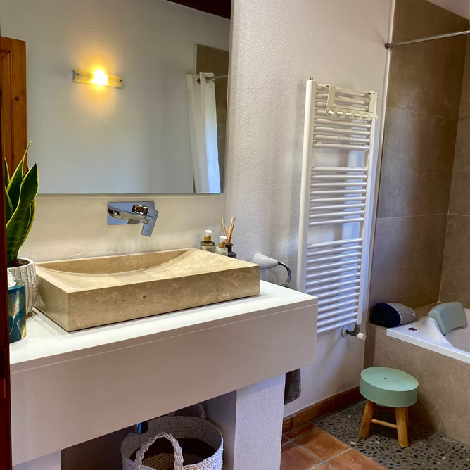 Badezimmer mit Steinwaschtisch