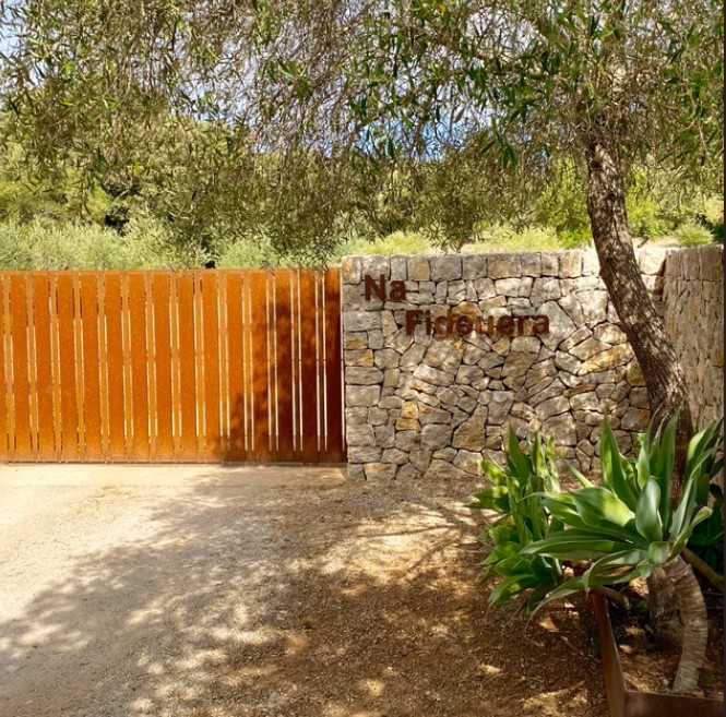 Einfahrt zur Finca mit Steinmauer