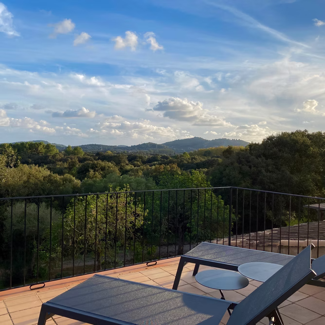 Sonnenliegen auf der Terrasse mit Weitblick in die Hügel